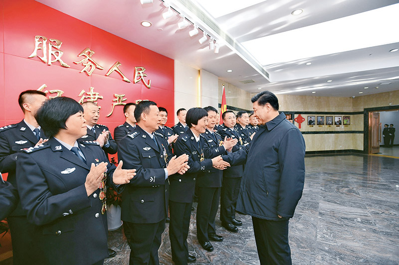 2019年2月1日，中共中央总书记、国家主席、中央军委主席习近平在北京看望慰问基层干部群众，考察北京冬奥会、冬残奥会筹办工作。这是1日上午，习近平在北京市公安局，同公安英模和干警代表一一握手，向全国广大公安干警致以新春祝福。 新华社记者 谢环驰/摄