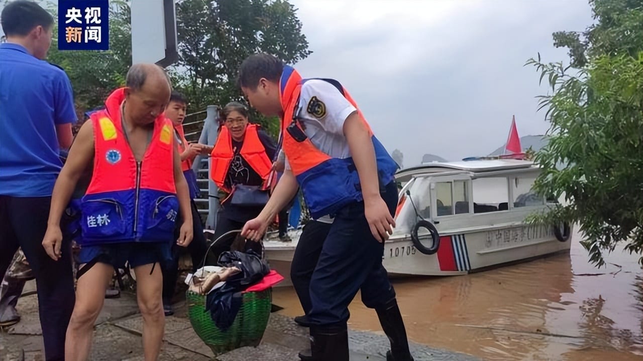 桂林火车站被淹 积水漫入候车大厅 现场照片曝光