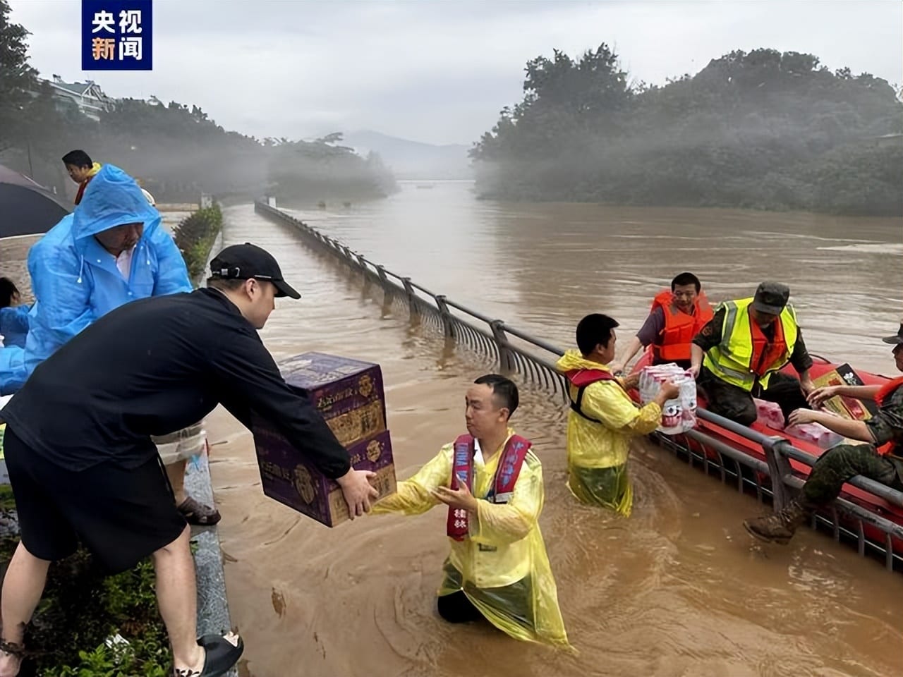 桂林火车站被淹 积水漫入候车大厅 现场照片曝光